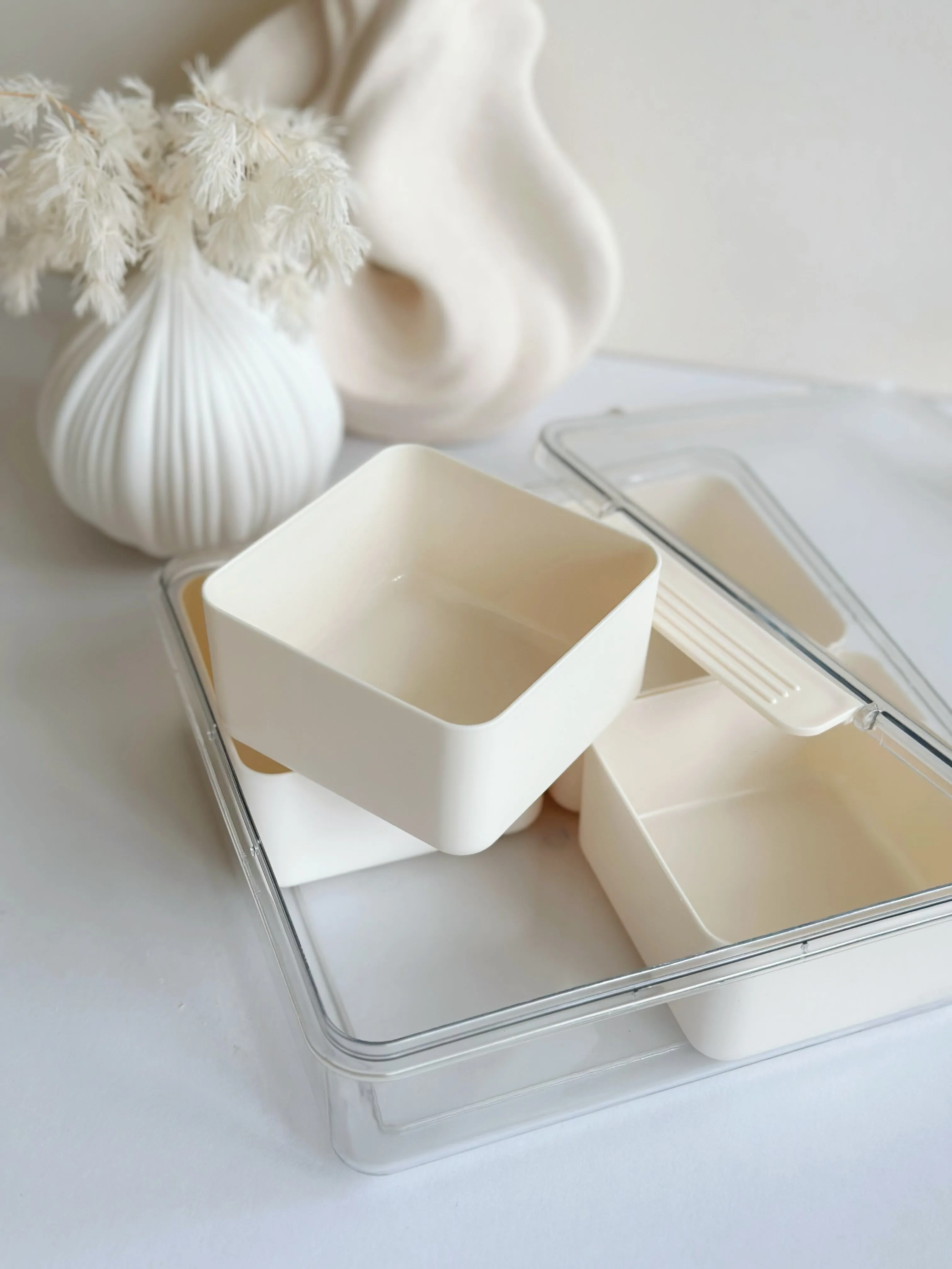 Simple Cream Plastic Serving Tray With Airtight Lid - square