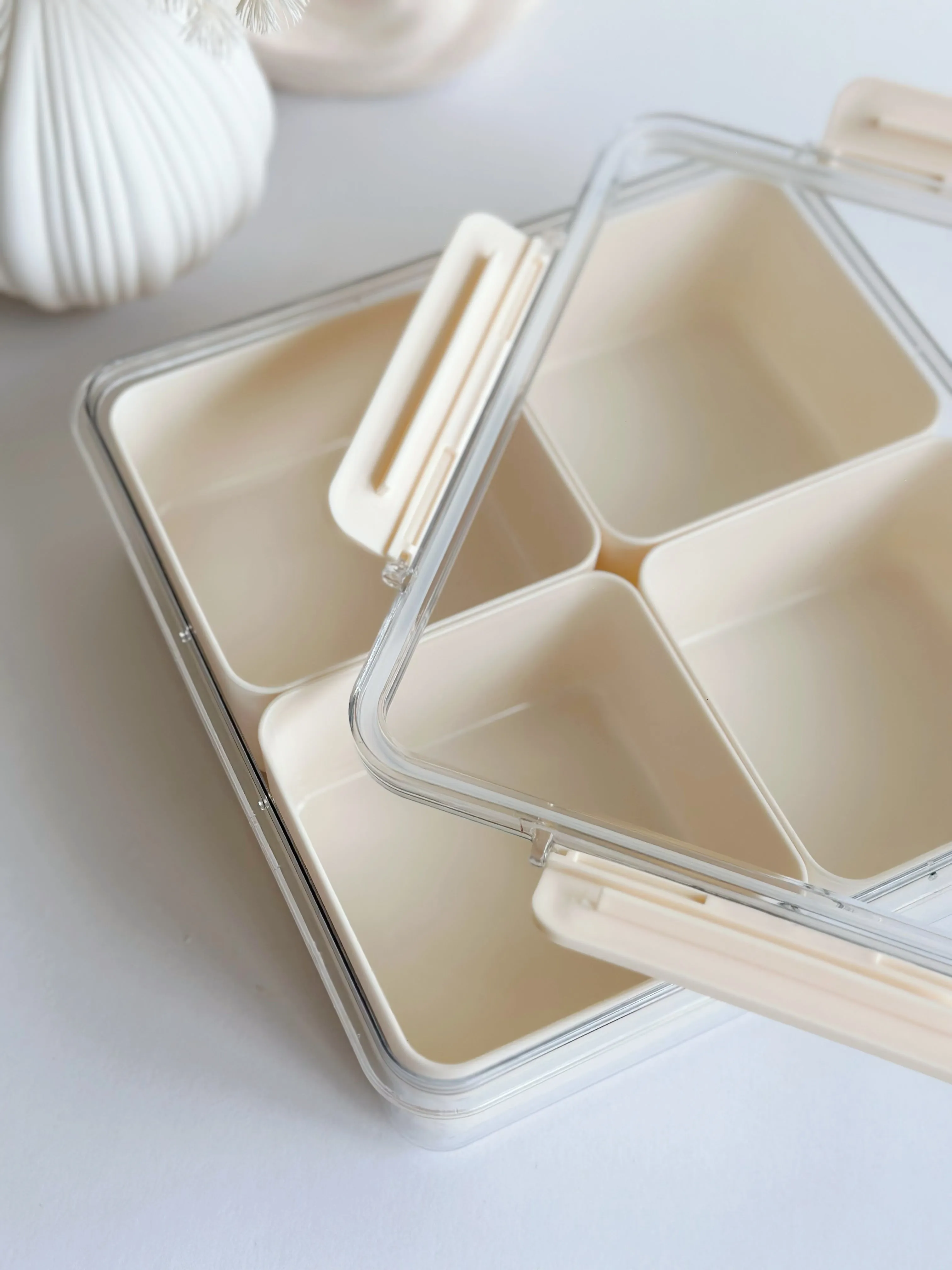 Simple Cream Plastic Serving Tray With Airtight Lid - square